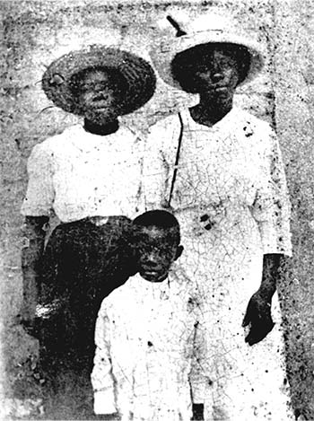 A photo of members of the African American community at Drayton Hall, Harriet Mayes, Anna Bowens and Richmond Bowens, Jr.